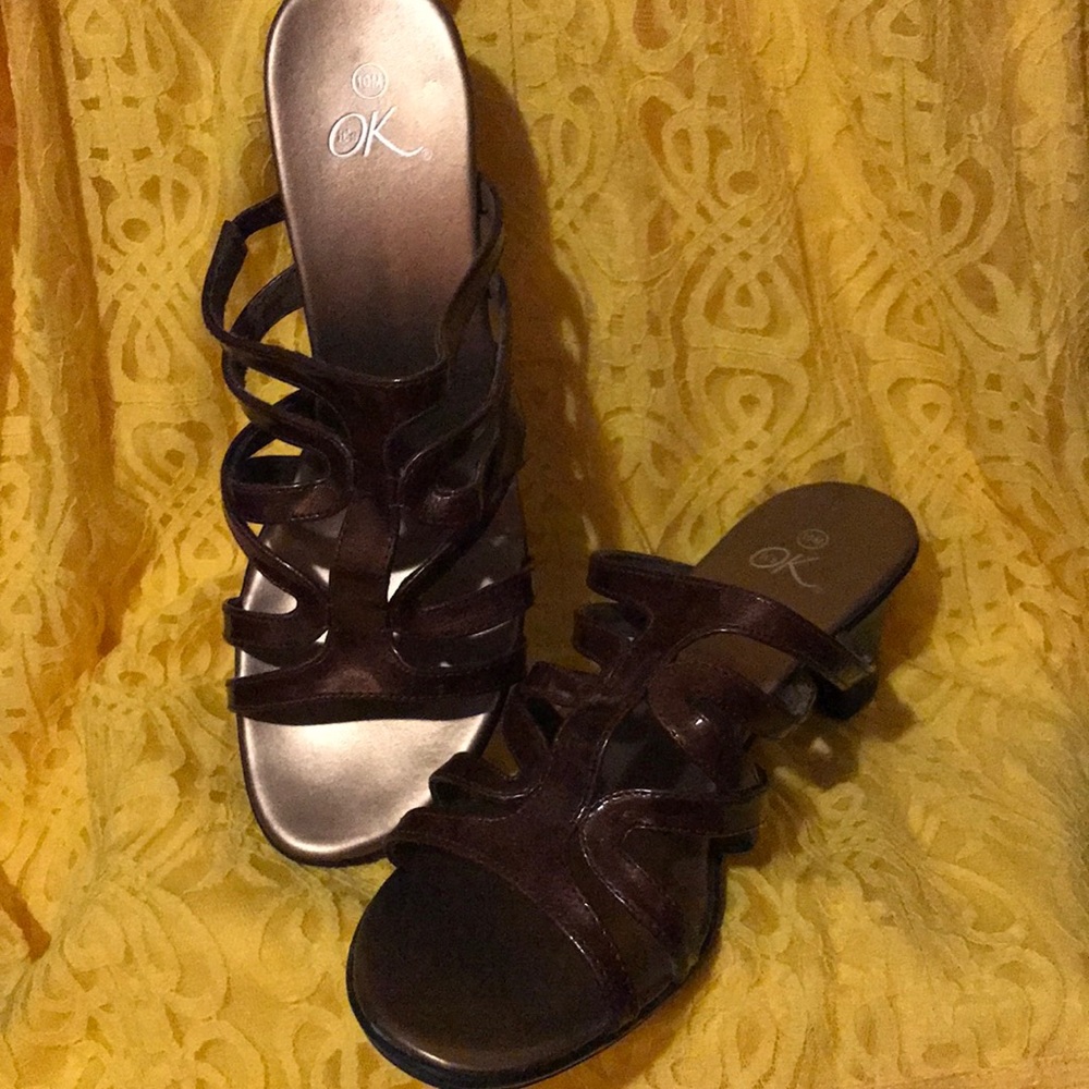 Brown it’s OK slides a size 10 medium